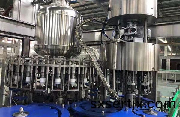 玻瓈(li)缾菓(guo)汁(zhi)灌裝(zhuang)機(ji)灌裝部(bu)分(fen)