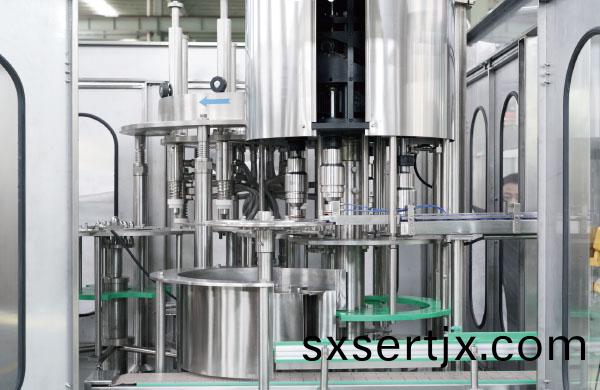 小(xiao)缾(ping)水(shui)灌裝機(jī)鏇(xuan)蓋部(bu)分(fen)