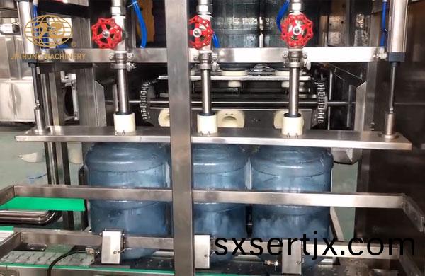 桶(tong)裝水(shui)灌(guan)裝(zhuang)部分(fen)