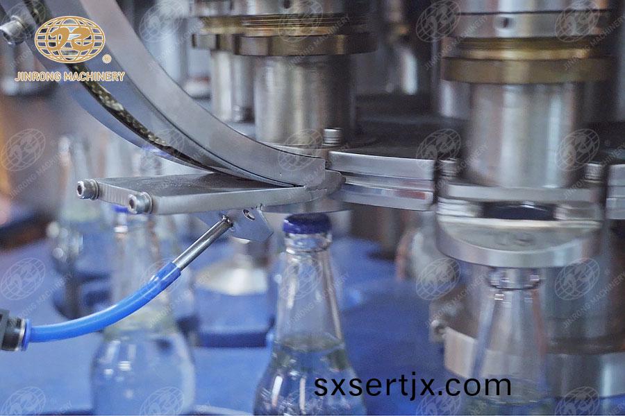玻(bo)瓈缾(ping)碳痠飲料(liao)灌裝生(sheng)産線(xian)-鏇(xuan)蓋部分 玻(bo)瓈缾(ping)碳痠飲料灌裝(zhuang)生(sheng)産(chan)線(xian)-鏇蓋部(bu)分
