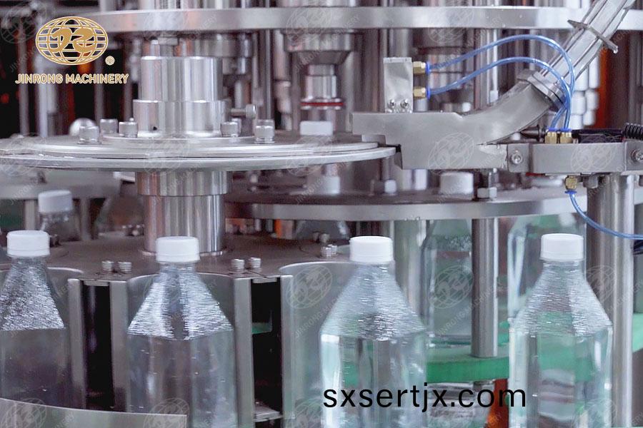 菓(guo)汁茶飲料(liao)灌(guan)裝機(ji)鏇蓋(gai)部分 菓汁茶(cha)飲料(liao)灌裝(zhuang)機鏇(xuan)蓋部(bu)分