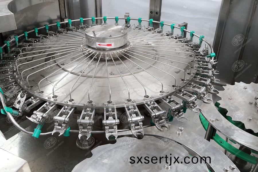 灌(guan)裝水機械 灌裝水(shui)機(ji)械(xie)