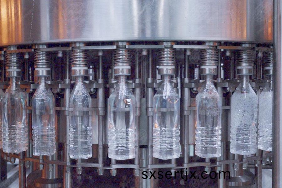 菓蔬飲料(liao)灌(guan)裝機 菓蔬(shu)飲(yin)料(liao)灌裝(zhuang)機(ji)