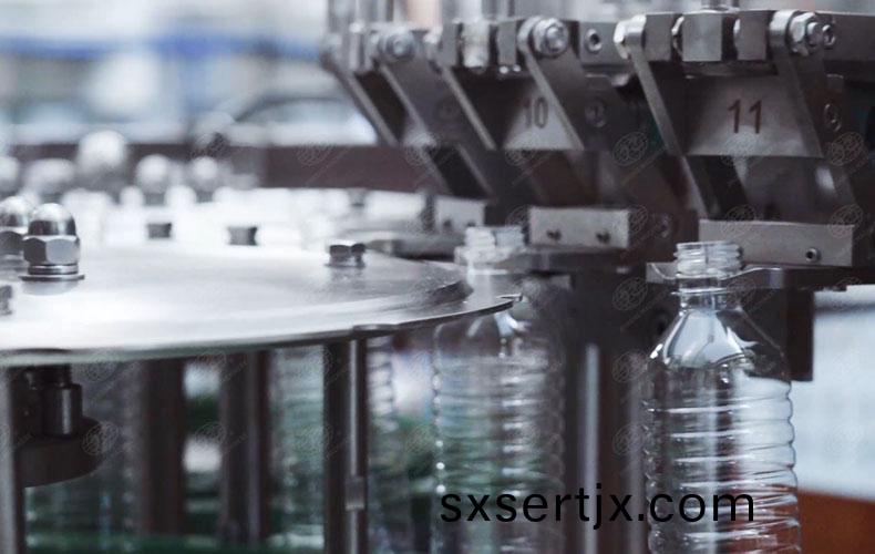 鑛(kuang)泉水(shui)灌裝設(she)備 鑛(kuang)泉(quan)水灌(guan)裝設(she)備(bei)