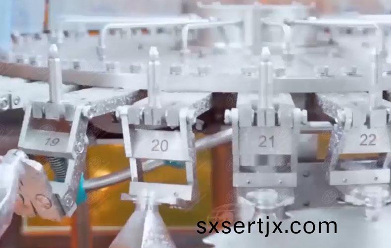 西(xi)瓜(gua)汁飲(yin)料灌裝(zhuang)機(jī)(ji) 西瓜汁(zhi)飲料(liao)灌裝機(jī)