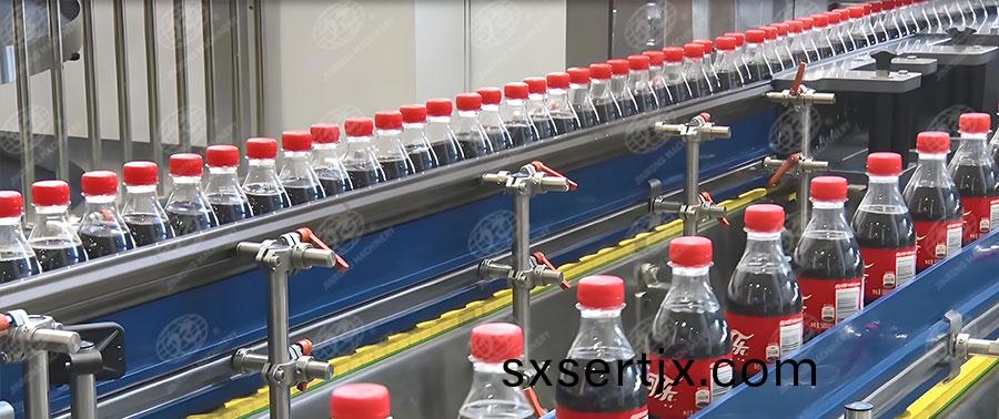 塑料(liao)缾含(han)汽(qi)飲(yin)料(liao)灌裝(zhuang)生(sheng)産線(xian)