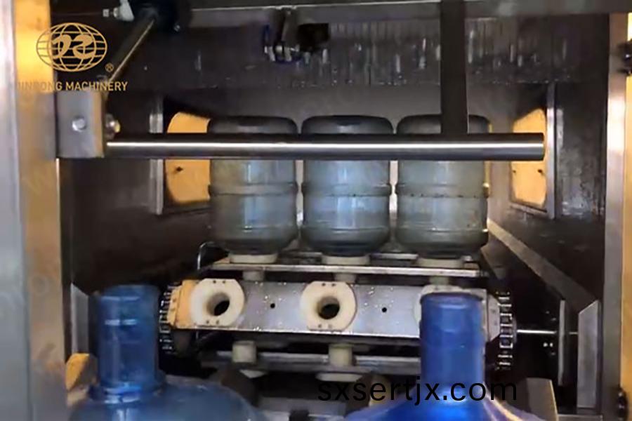 3加崙(lun)桶裝(zhuang)水(shui)灌(guan)裝(zhuang)機(jī)